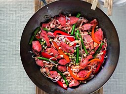 Nudle s kuřetem a zelenými lusky