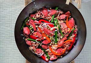 Nudle s kuřetem a zelenými lusky