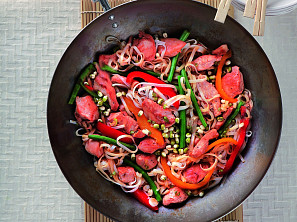 Nudle s kuřetem a zelenými lusky