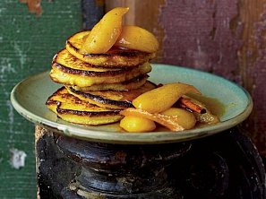 Kukuřičné lívance a hrušky v karamelu