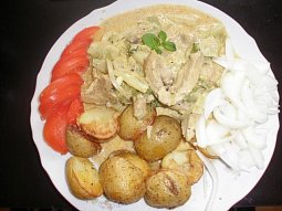 Vepřová plec s krémovou omáčkou, kapustou a brambory