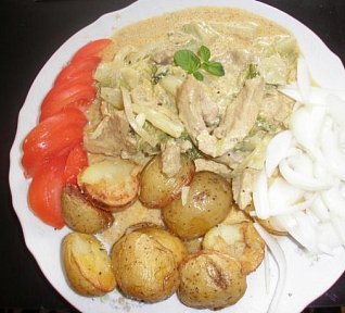 Vepřová plec s krémovou omáčkou, kapustou a brambory