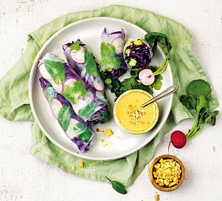 Letní závitky s arašídovou omáčkou