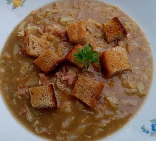 Kapustová polévka s červenou čočkou