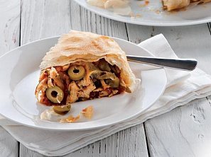 Koláč s kuřecím masem a olivami