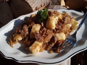 Trhaná kachna / husa se zelím a bramborovými noky Trhaná kachna / husa se zelím a bramborovými noky