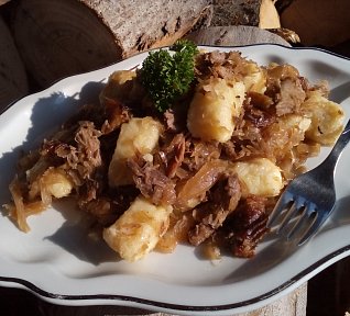 Trhaná kachna / husa se zelím a bramborovými noky