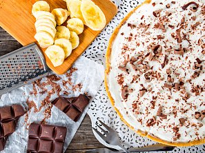 Banánový koláč s karamelem