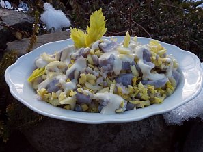 Salát z fialových brambor s řapíkatým celerem