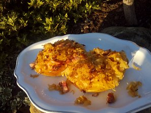 Plněné zapečené brambory s uzeným a zelím