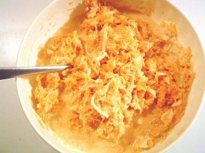 Mrkvový salát se sýrem a jablky