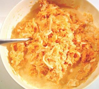 Mrkvový salát se sýrem a jablky