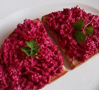 Česneková pomazánka z červené řepy