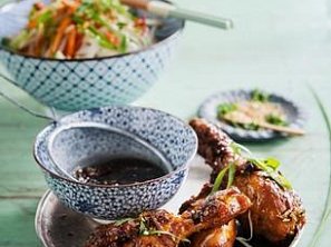 Kuřecí paličky s rýžovými nudlemi