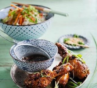 Kuřecí paličky s rýžovými nudlemi