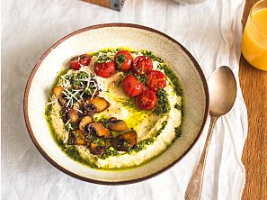 Parmazánová kaše s žampiony a rajčaty