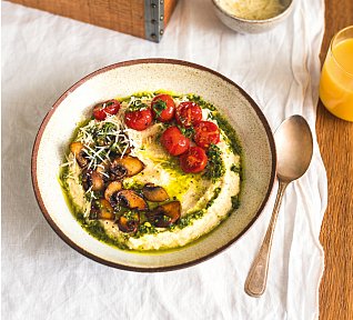 Parmazánová kaše s žampiony a rajčaty