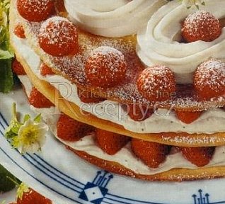 Jahodový patrový dort