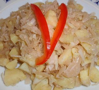 Salát z brambor a kyselého zelí