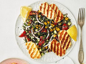 Salát s quinoou a sýrem halloumi