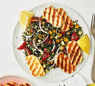 Salát s quinoou a sýrem halloumi