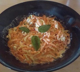 Okurkový salát s mrkví a cottage