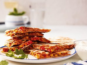 Quesadilla s kuřecím masem a koriandrovou smetanou