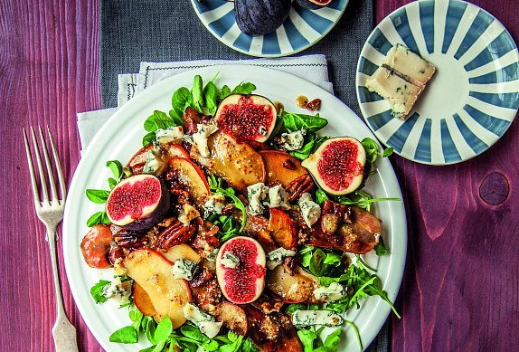 Salát s fíky a pekanovými ořechy