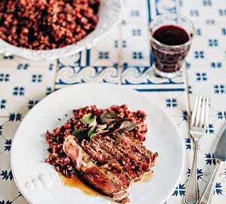 Rump steak a quinou s červenou řepou