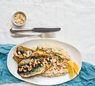 Sleď na másle s fazolovo-mandlovou kaší
