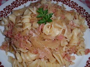 Jednoduchá schwarzwaldská šunka se zelím Jednoduchá schwarzwaldská šunka se zelím