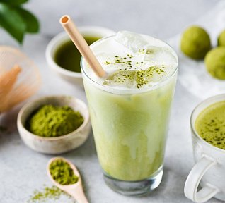 Ledové matcha latté
