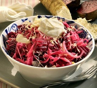 Salát z červené řepy se zakysanou smetanou