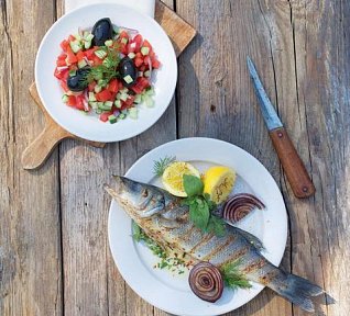 Okoun se salátem ve středomořském stylu