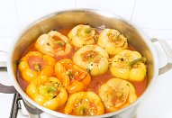 Plněné papriky s rajčatovou omáčkou