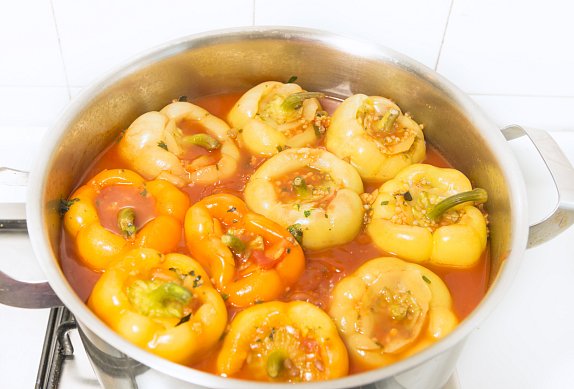 Plněné papriky s rajčatovou omáčkou