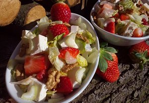 Hermelínový salát s jahodami