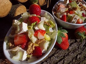 Hermelínový salát s jahodami