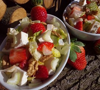 Hermelínový salát s jahodami