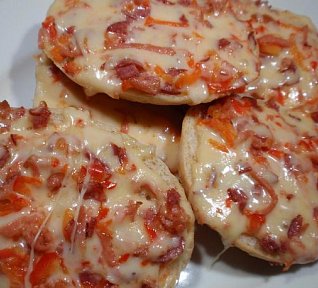 Zapečené sýrovo-paprikové rohlíky (housky)