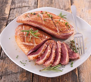 Kachní prsa se salátem s ořechy