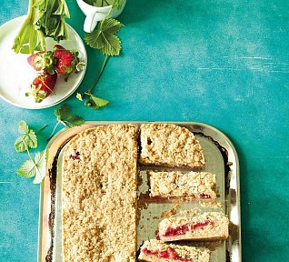 Jahodovorebarborový sypaný koláč