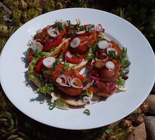 "Letní" buřty na pivu - z pánve