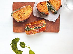 Smažené toasty se špenátem a sýrem Smažené toasty se špenátem a sýrem
