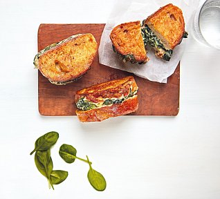 Smažené toasty se špenátem a sýrem