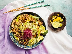 Smažené arašídové nudle s tempehem