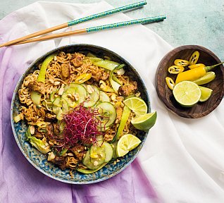 Smažené arašídové nudle s tempehem