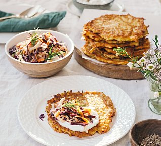 Křupavé bramboráky se zelným salátem