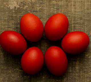 Vejce nakládaná na červeno