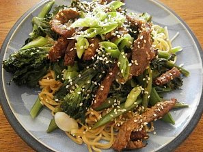 Hovězí s nudlemi a sezamovými semínky